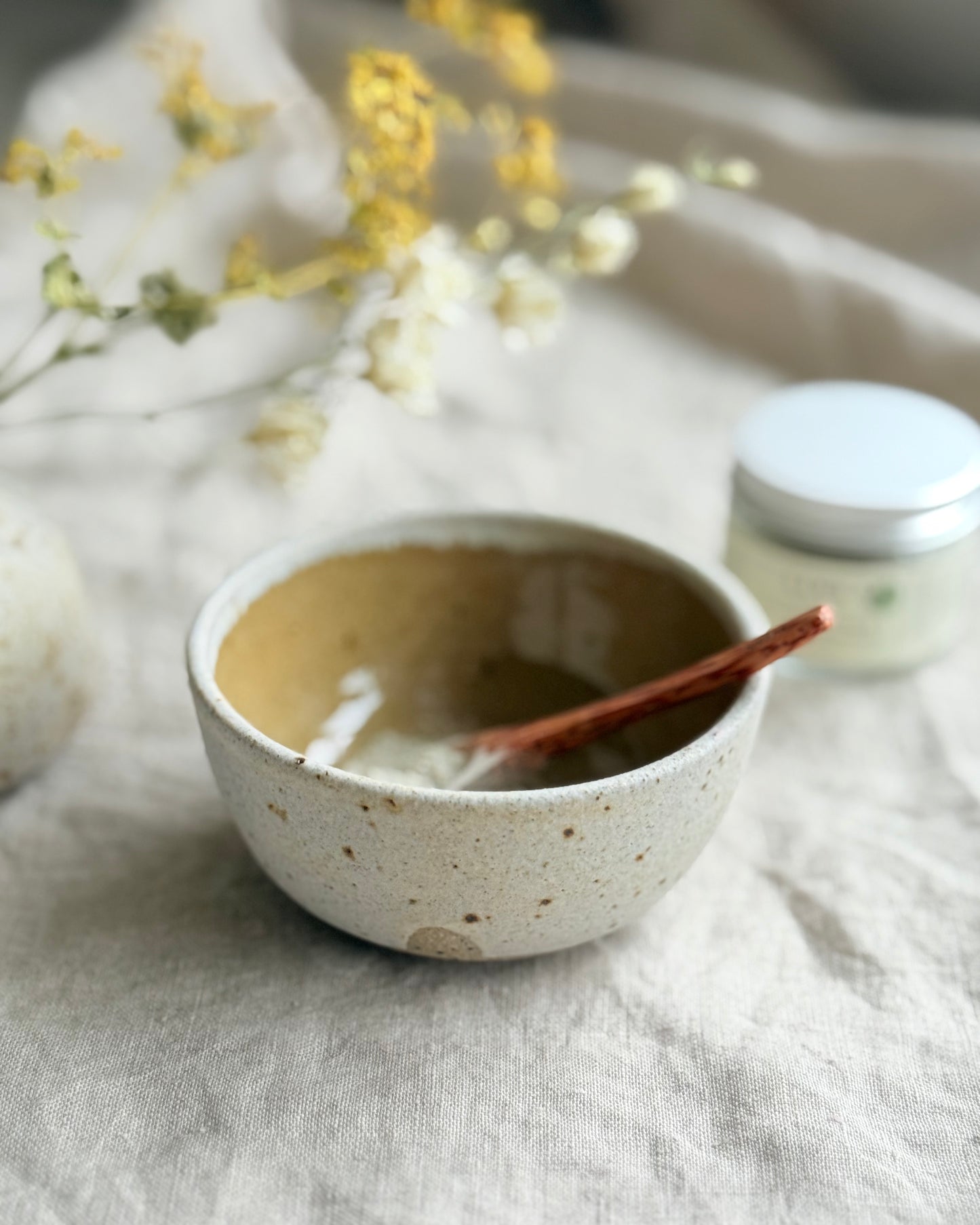 Botanical clay mask - Aloe Vera - Nettle - Marshmallow
This beautiful blend of 8 clays & plant powders is packed with botanical goodness that will naturally boost & brighten dull tired looking skin leaving your complexion cleansed & radiant.
Infused with fresh & floral Bergamot & Lavender essential oils.