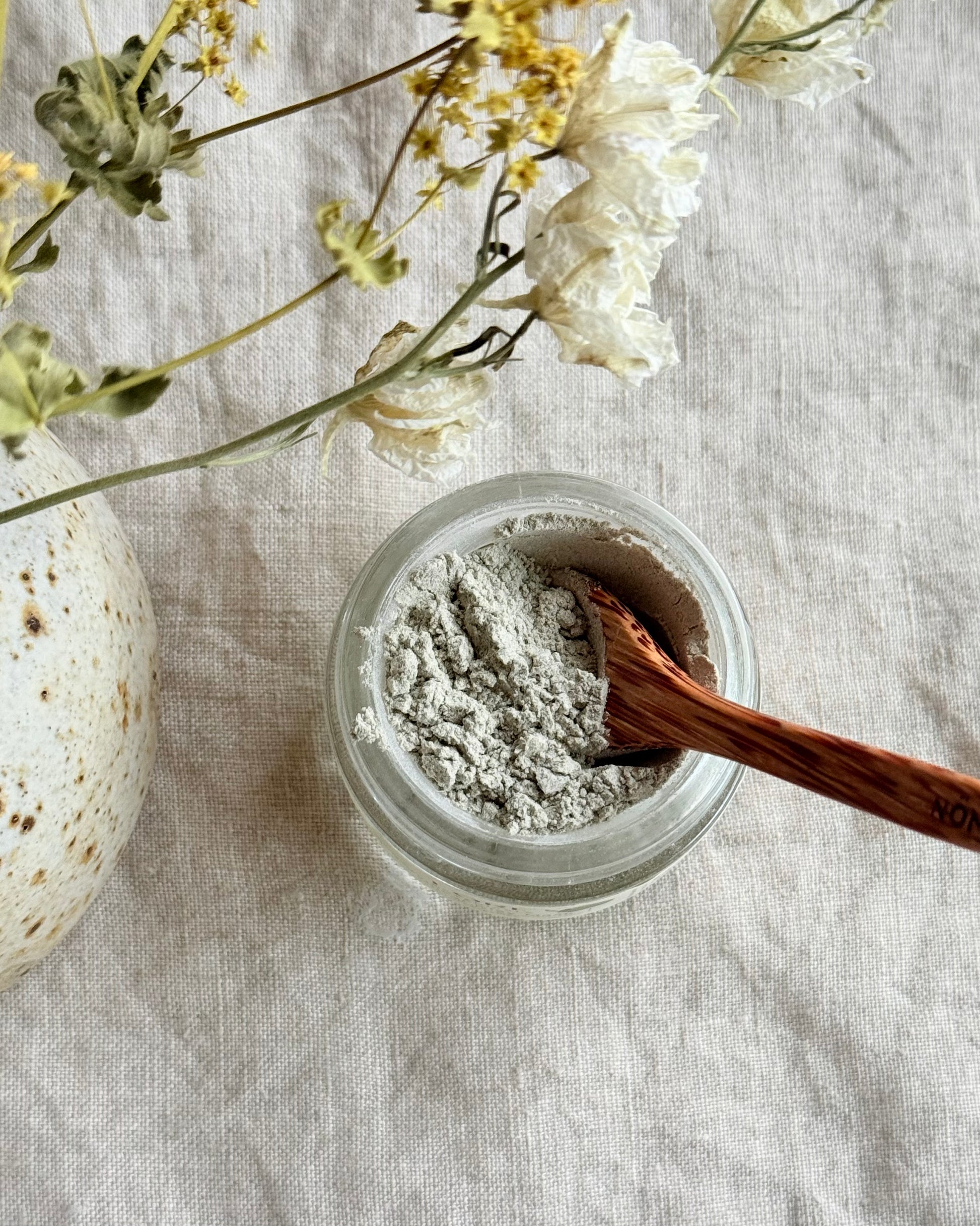 Botanical clay mask - Aloe Vera - Nettle - Marshmallow
This beautiful blend of 8 clays & plant powders is packed with botanical goodness that will naturally boost & brighten dull tired looking skin leaving your complexion cleansed & radiant.
Infused with fresh & floral Bergamot & Lavender essential oils.