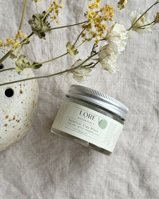 Botanical clay mask - Aloe Vera - Nettle - Marshmallow
This beautiful blend of 8 clays & plant powders is packed with botanical goodness that will naturally boost & brighten dull tired looking skin leaving your complexion cleansed & radiant.
Infused with fresh & floral Bergamot & Lavender essential oils.