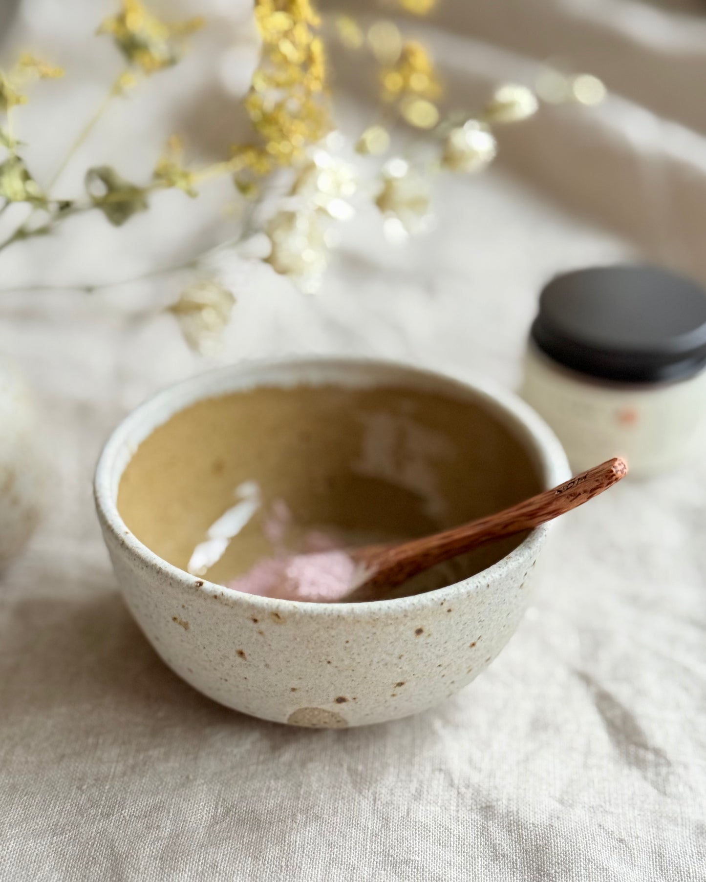 Botanical clay mask - Rosehip - Hibiscus - Calendula
This beautiful blend of 8 clays & plant powders is packed with botanical goodness that will naturally boost & brighten dull tired looking skin leaving your complexion cleansed & radiant. Infused with Rose Geranium & Lavender essential oils.