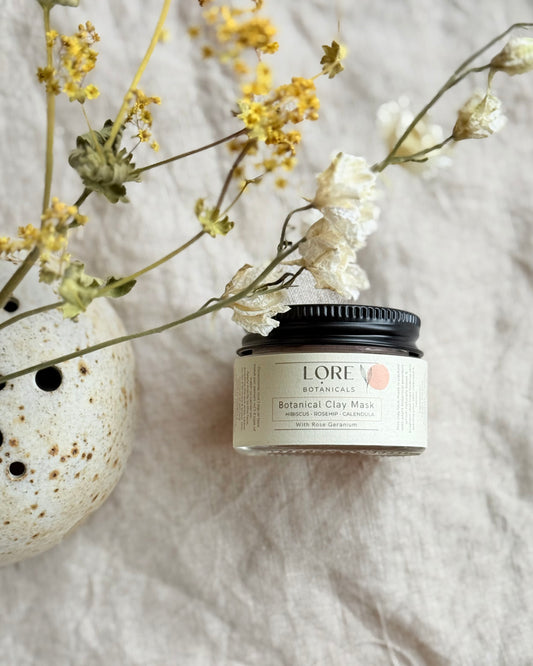 Botanical clay mask - Rosehip - Hibiscus - Calendula

This beautiful blend of 8 clays & plant powders is packed with botanical goodness that will naturally boost & brighten dull tired looking skin leaving your complexion cleansed & radiant. Infused with Rose Geranium & Lavender essential oils. 